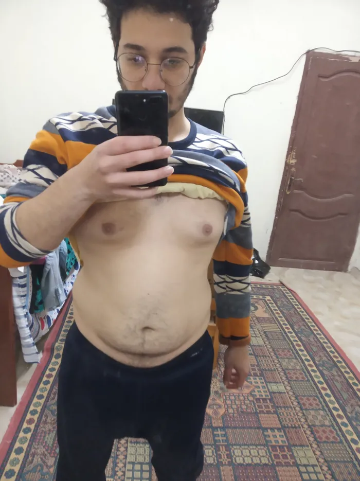 Moe before, mirror selfie with his sweater lifted